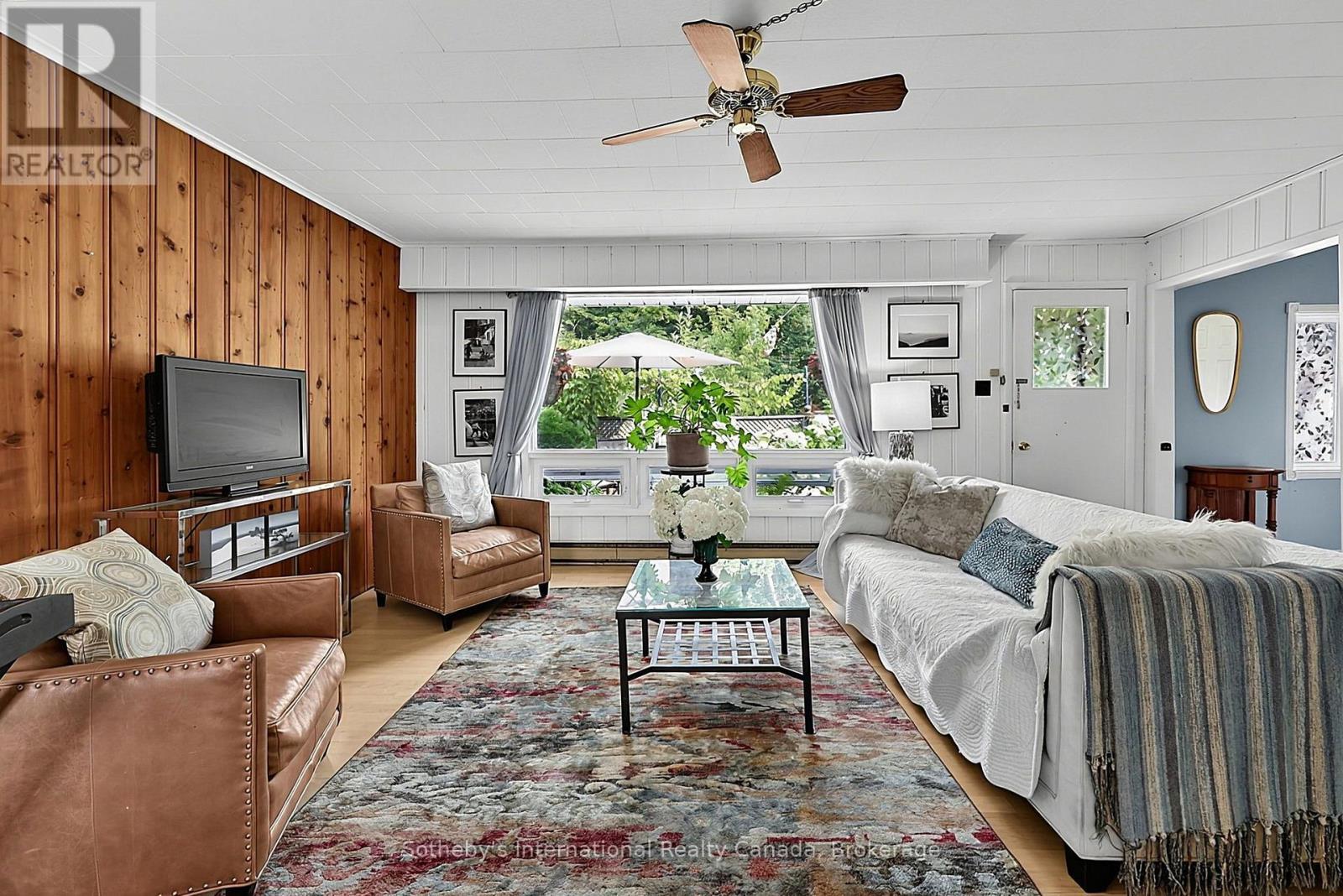 32 Tiny Beaches Road N, Tiny, ON - Indoor Photo Showing Living Room