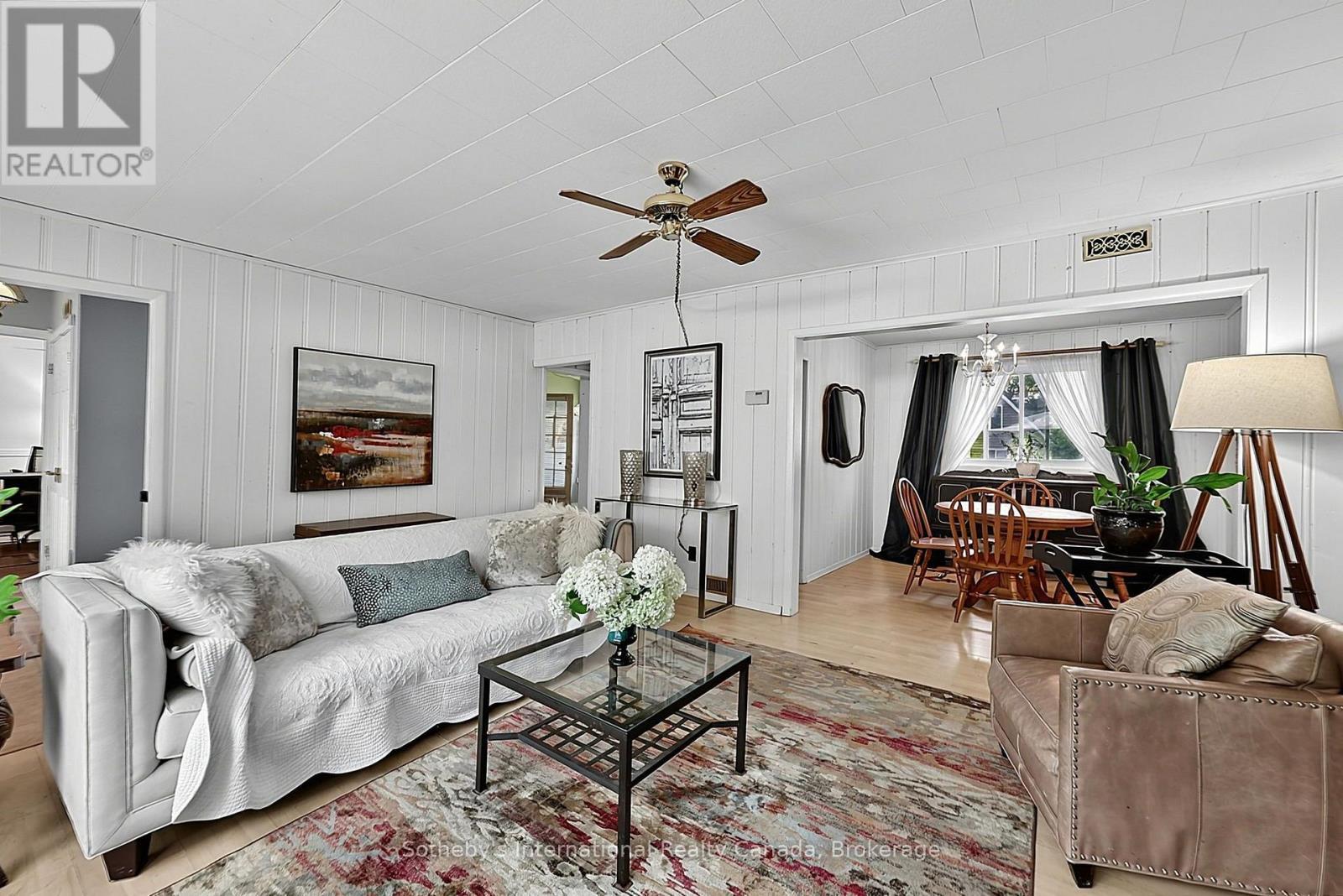 32 Tiny Beaches Road N, Tiny, ON - Indoor Photo Showing Living Room