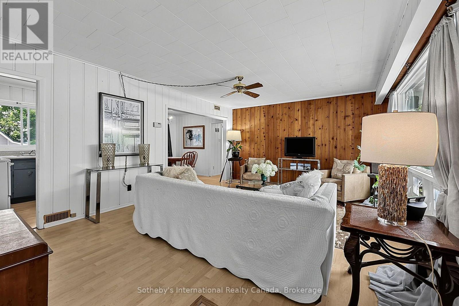 32 Tiny Beaches Road N, Tiny, ON - Indoor Photo Showing Living Room