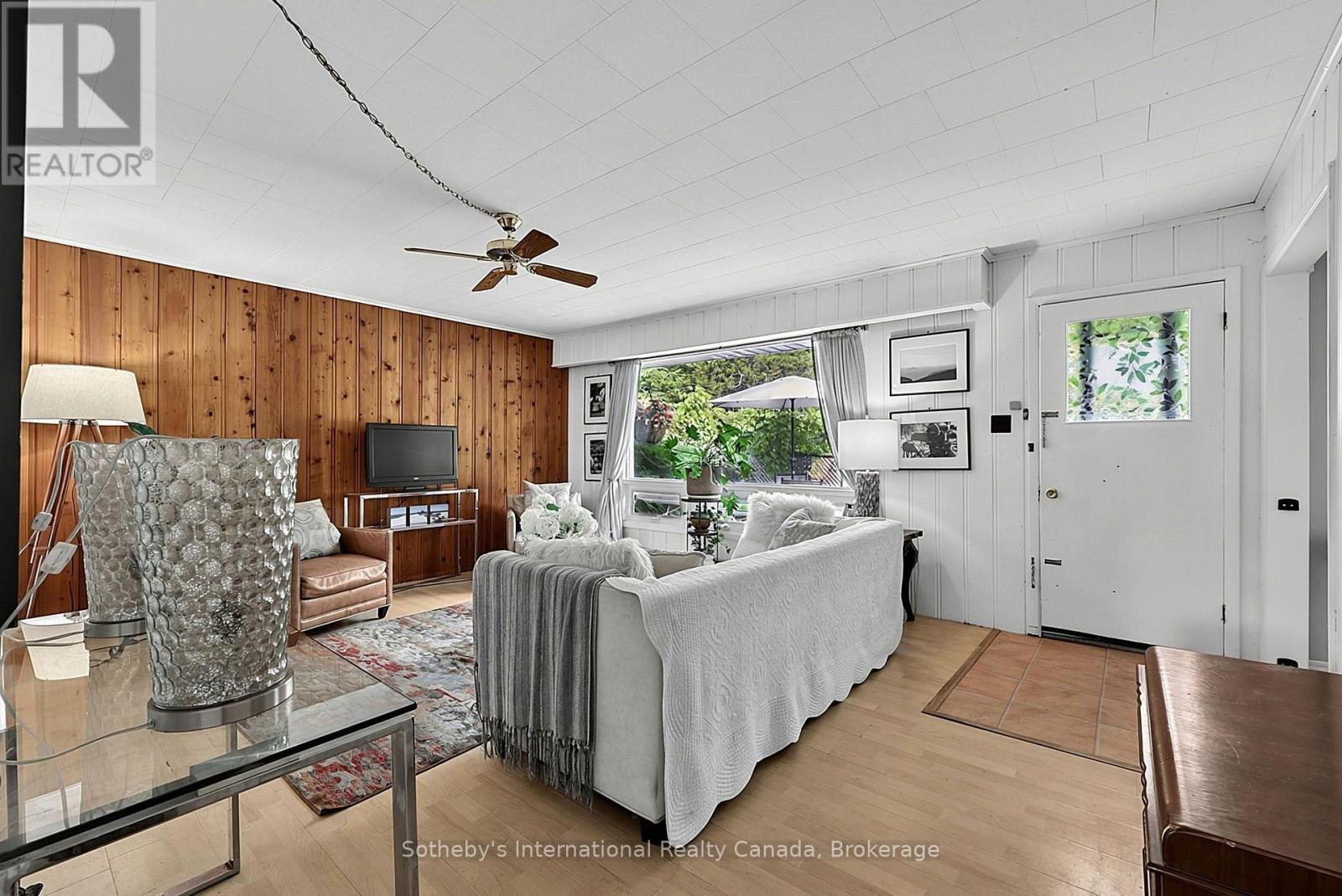 32 Tiny Beaches Road N, Tiny, ON - Indoor Photo Showing Living Room