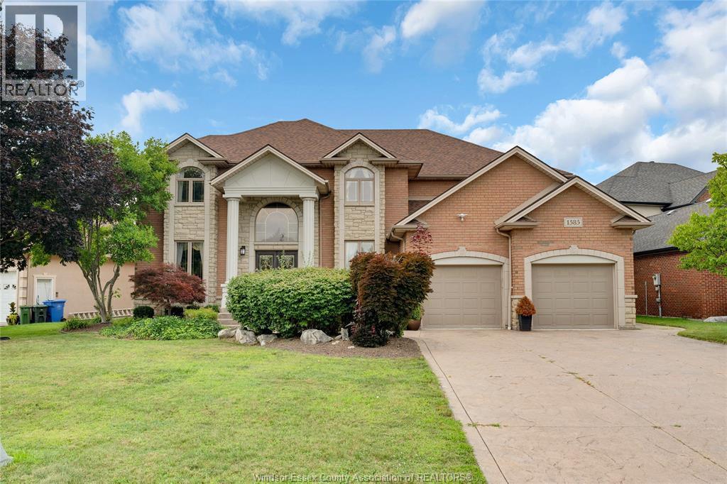 1585 Stoneybrook Crescent, Windsor, ON - Outdoor With Facade