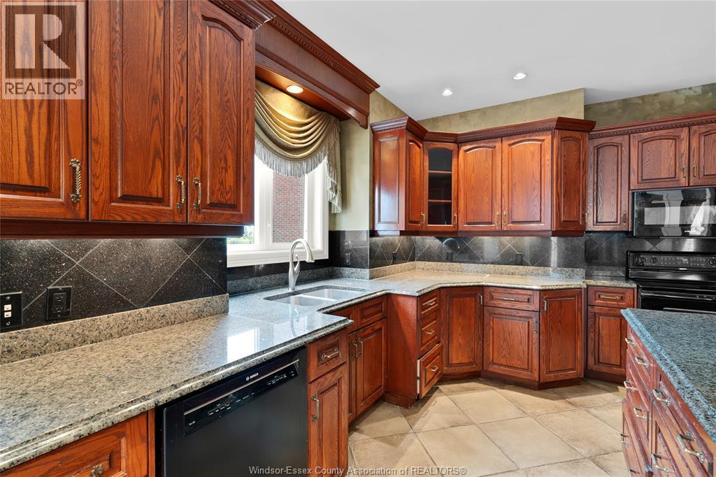 1585 Stoneybrook Crescent, Windsor, ON - Indoor Photo Showing Kitchen