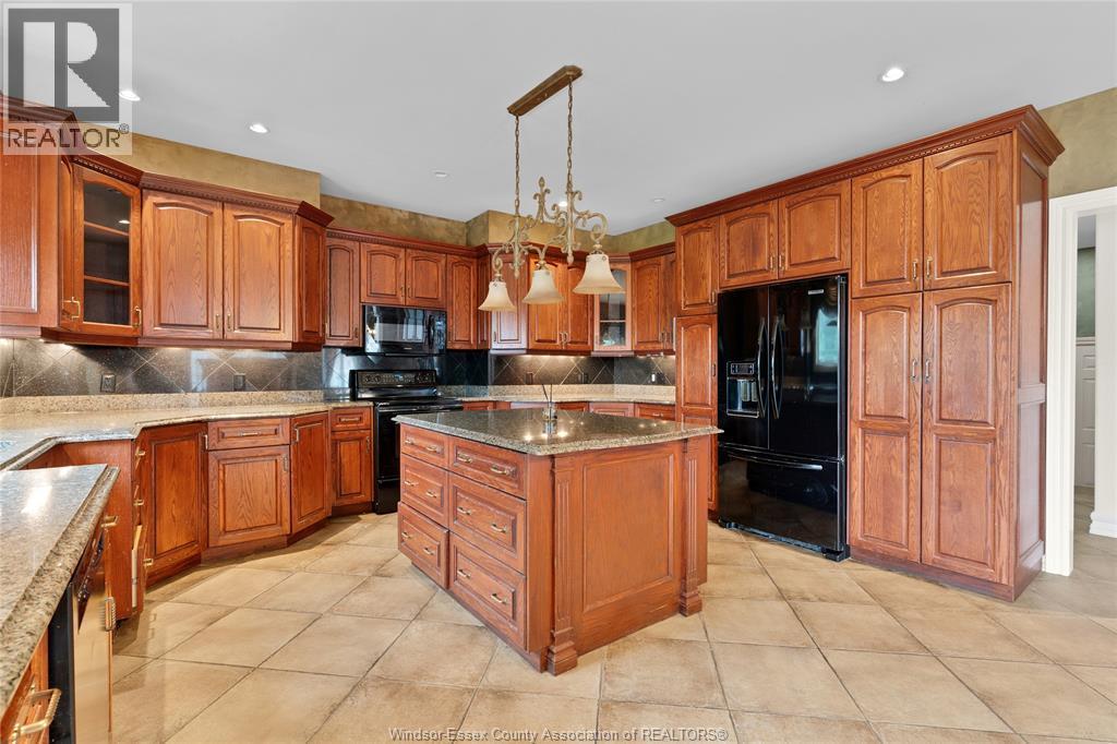 1585 Stoneybrook Crescent, Windsor, ON - Indoor Photo Showing Kitchen