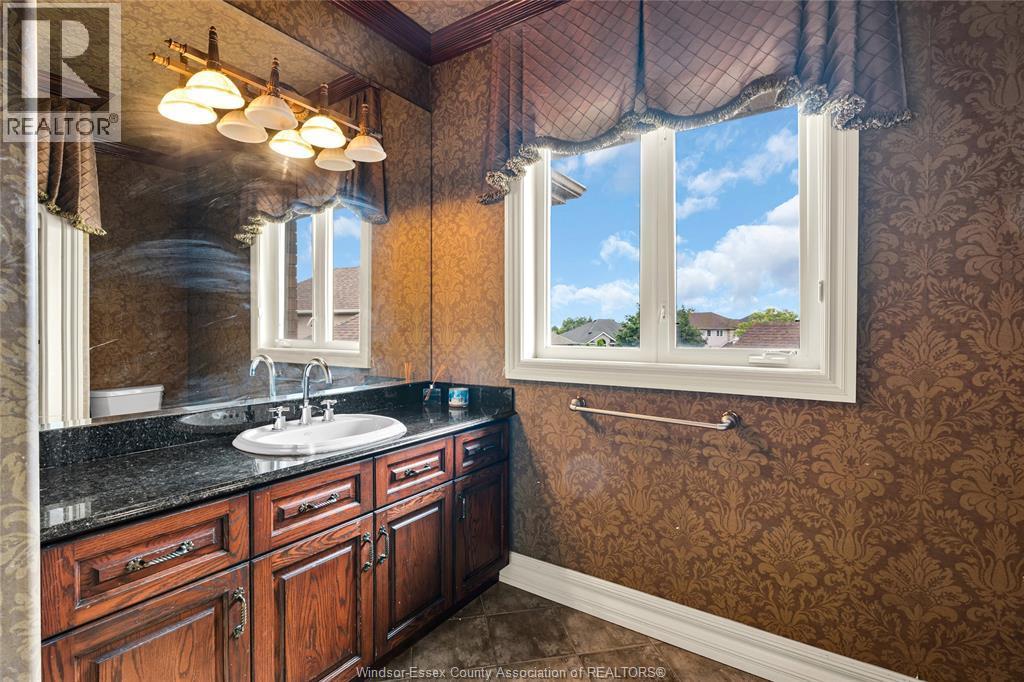 1585 Stoneybrook Crescent, Windsor, ON - Indoor Photo Showing Bathroom