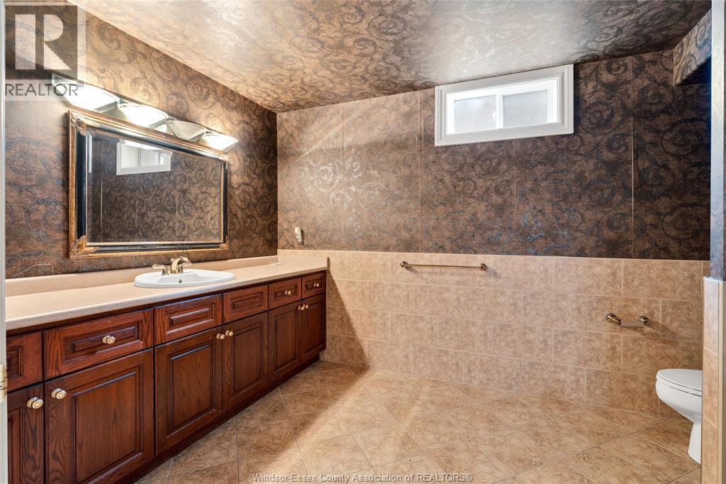 1585 Stoneybrook Crescent, Windsor, ON - Indoor Photo Showing Bathroom