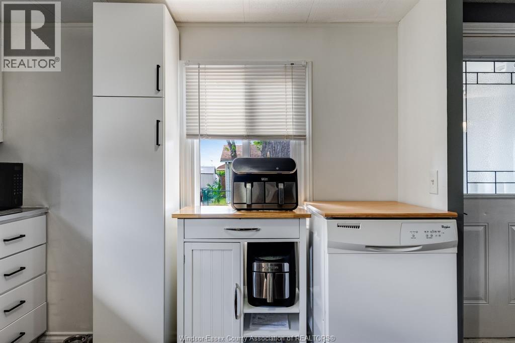 105 Brooks Boulevard, Lakeshore, ON - Indoor Photo Showing Kitchen