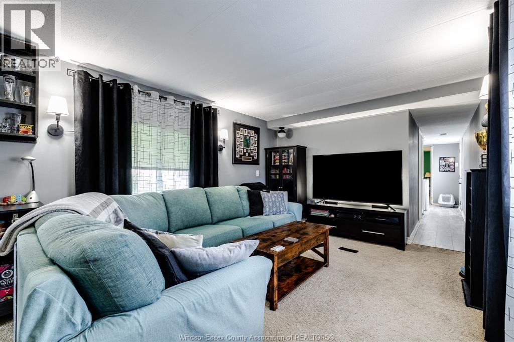 105 Brooks Boulevard, Lakeshore, ON - Indoor Photo Showing Living Room