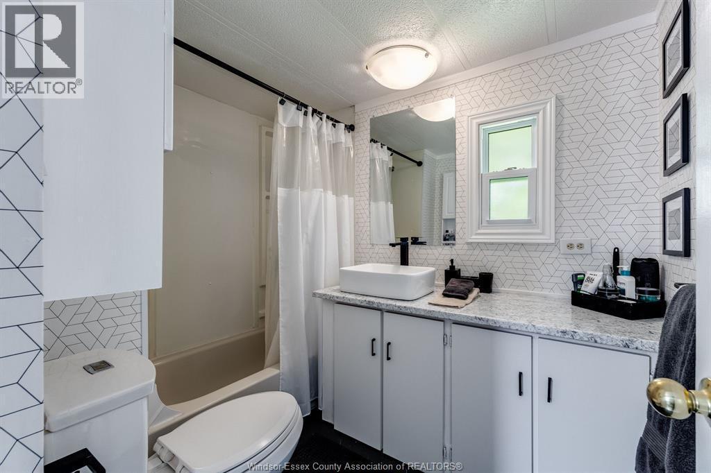 105 Brooks Boulevard, Lakeshore, ON - Indoor Photo Showing Bathroom