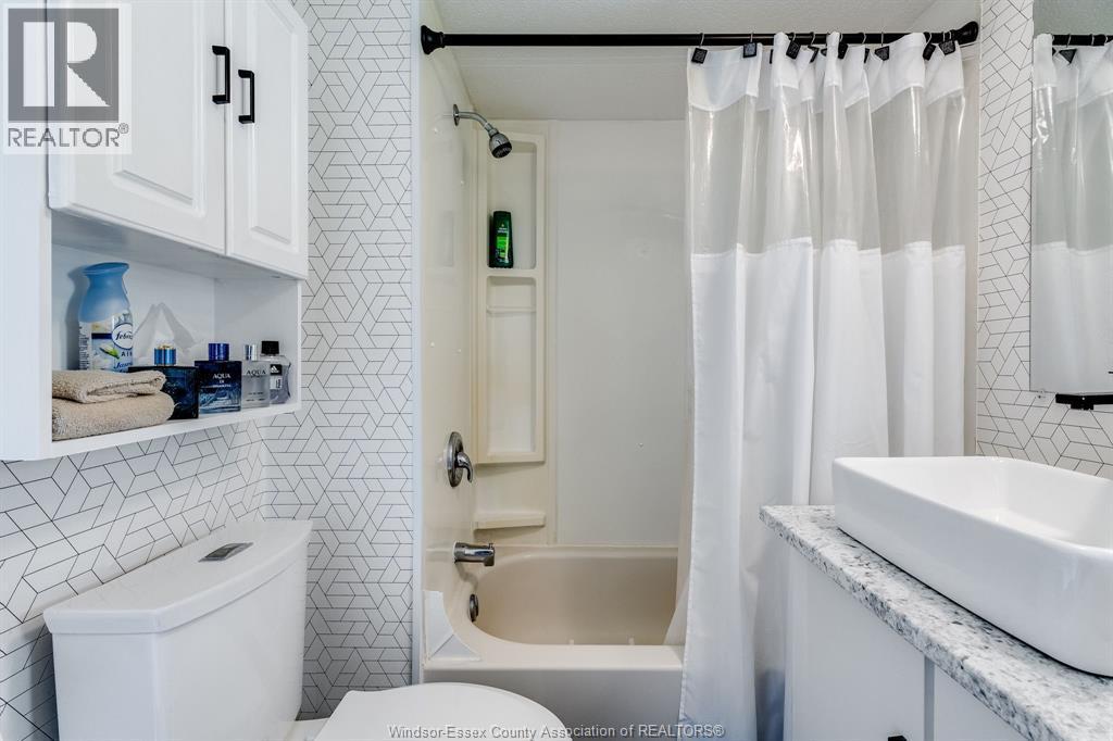 105 Brooks Boulevard, Lakeshore, ON - Indoor Photo Showing Bathroom