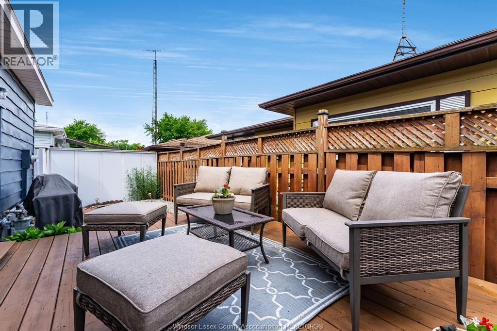 105 Brooks Boulevard, Lakeshore, ON - Outdoor With Deck Patio Veranda With Exterior