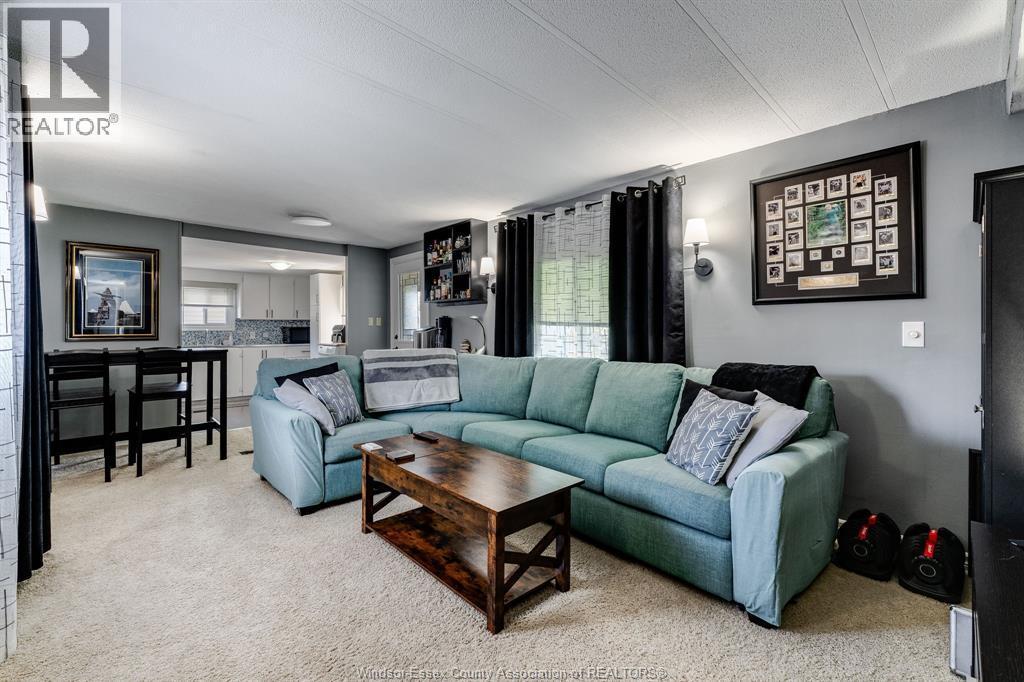 105 Brooks Boulevard, Lakeshore, ON - Indoor Photo Showing Living Room