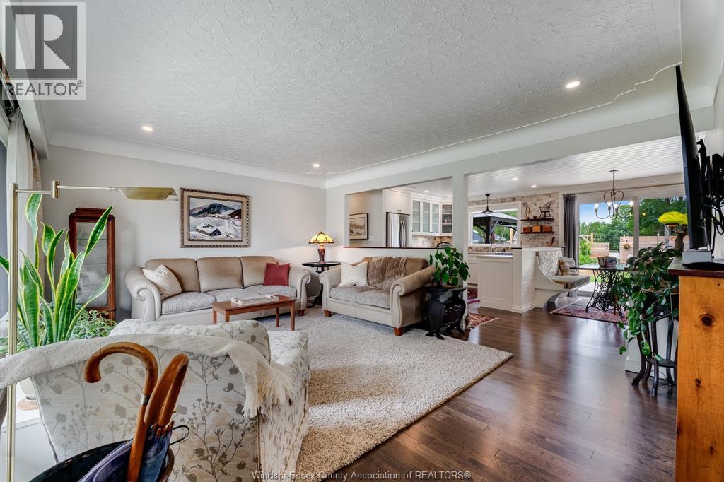 9 Margaret, Leamington, ON - Indoor Photo Showing Living Room
