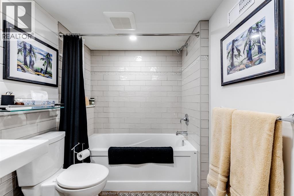9 Margaret, Leamington, ON - Indoor Photo Showing Bathroom
