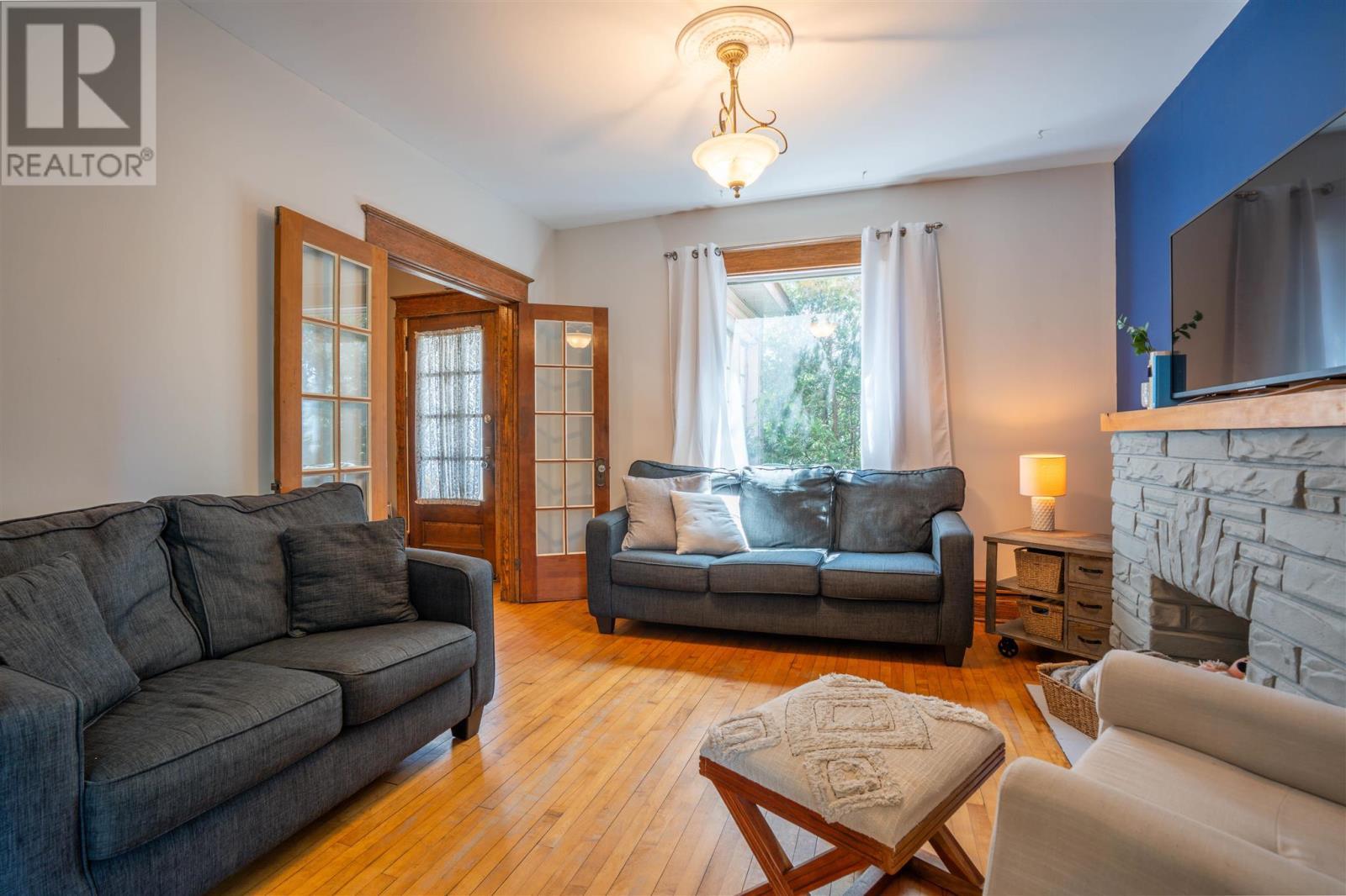 31 St. George'S Ave E, Sault Ste. Marie, ON - Indoor Photo Showing Living Room With Fireplace