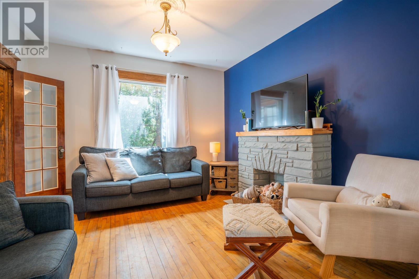 31 St. George'S Ave E, Sault Ste. Marie, ON - Indoor Photo Showing Living Room With Fireplace