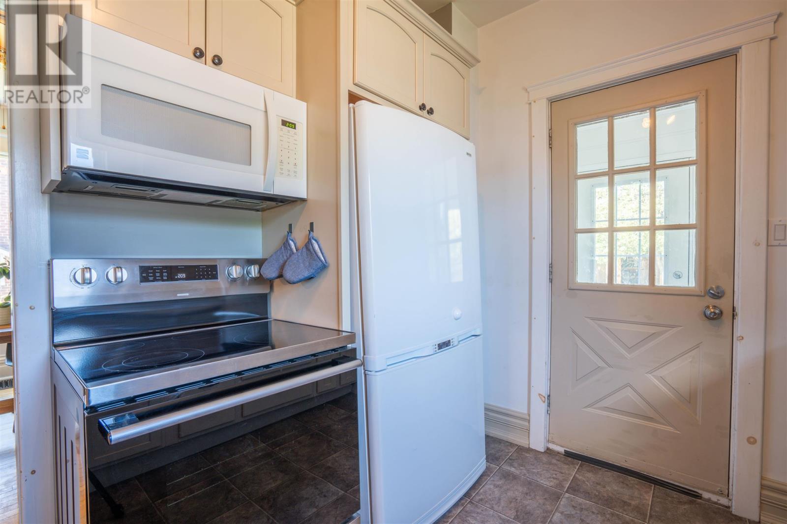 31 St. George'S Ave E, Sault Ste. Marie, ON - Indoor Photo Showing Kitchen