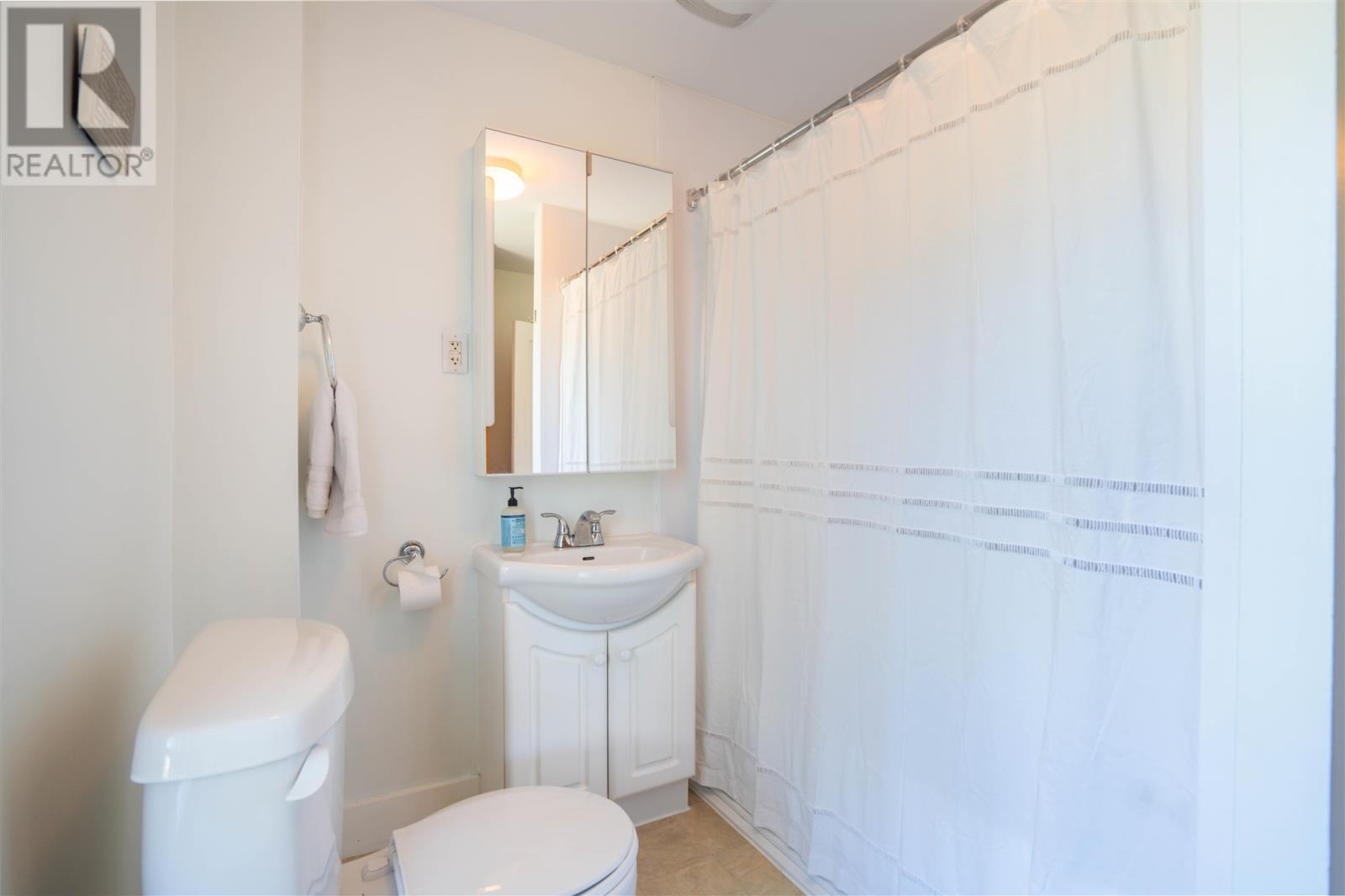 31 St. George'S Ave E, Sault Ste. Marie, ON - Indoor Photo Showing Bathroom