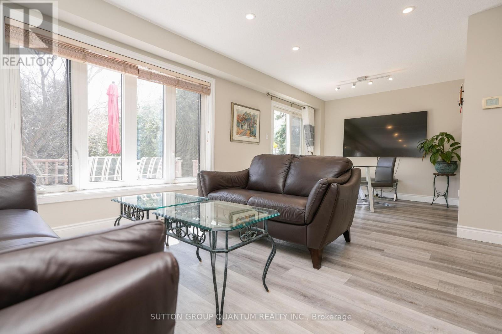 1900 Carrera Court, Mississauga, ON - Indoor Photo Showing Living Room