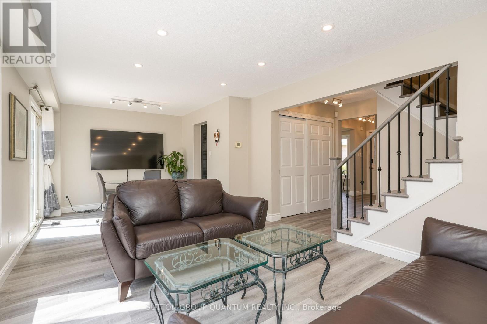 1900 Carrera Court, Mississauga, ON - Indoor Photo Showing Living Room