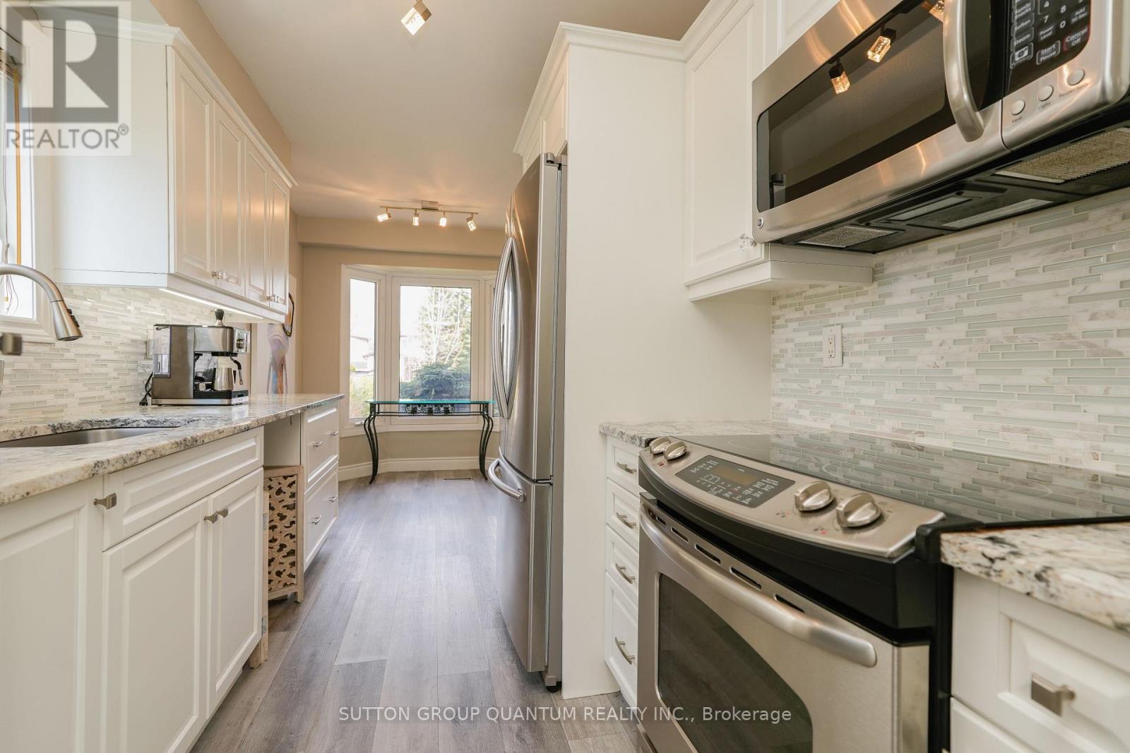 1900 Carrera Court, Mississauga, ON - Indoor Photo Showing Kitchen With Upgraded Kitchen