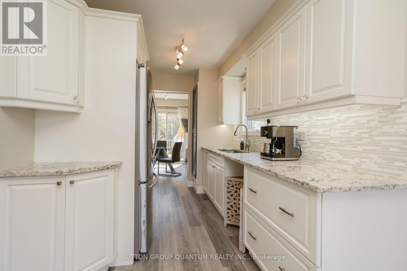 1900 Carrera Court, Mississauga, ON - Indoor Photo Showing Kitchen With Upgraded Kitchen