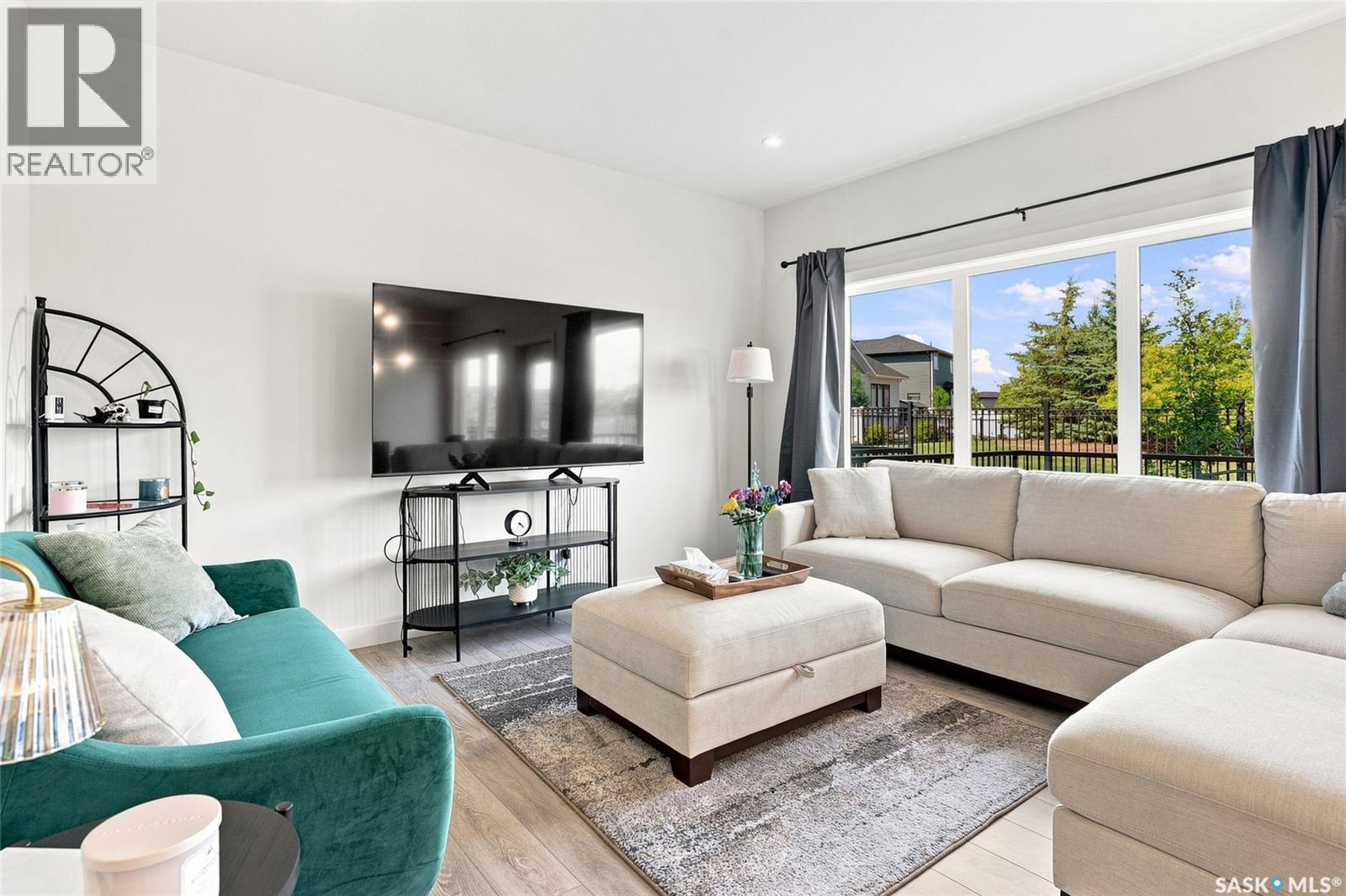 65 651 Dubois Crescent, Saskatoon, SK - Indoor Photo Showing Living Room