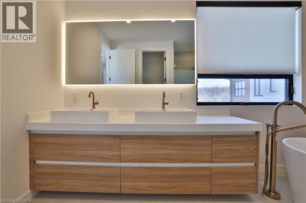 70 Upper Mount Albion Road, Hamilton, ON - Indoor Photo Showing Bathroom