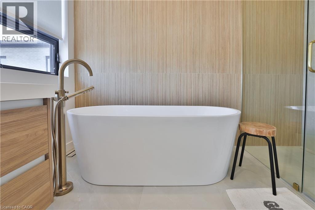 70 Upper Mount Albion Road, Hamilton, ON - Indoor Photo Showing Bathroom