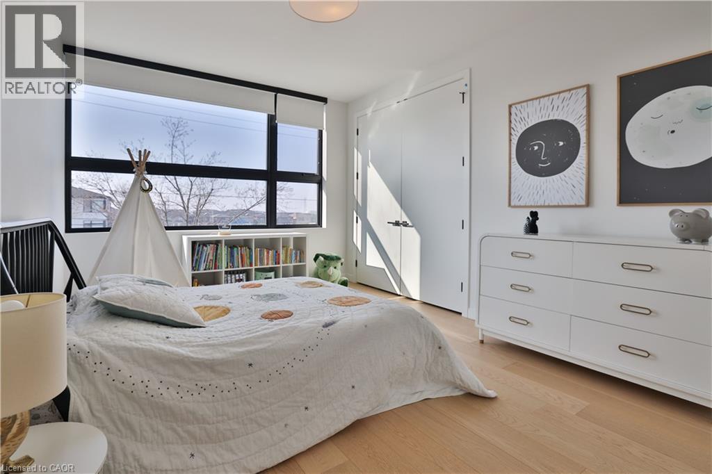 70 Upper Mount Albion Road, Hamilton, ON - Indoor Photo Showing Bedroom