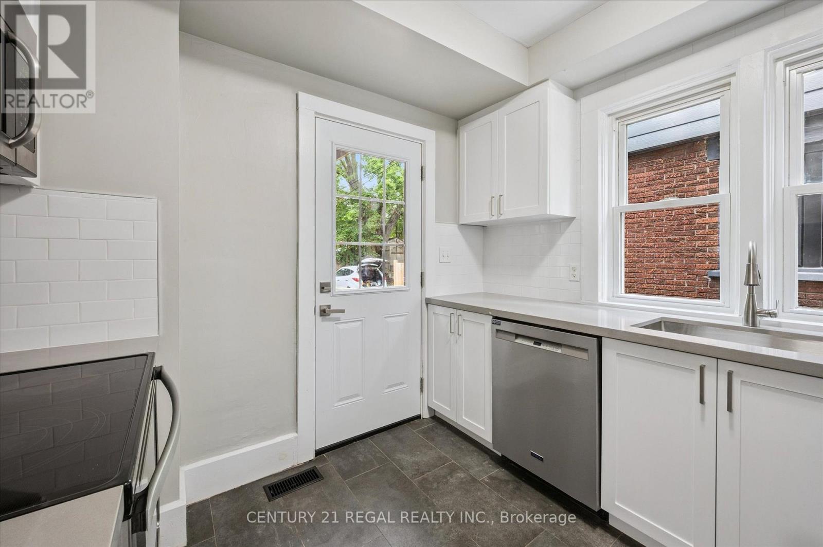 14 Stirling Avenue N, Kitchener, ON - Indoor Photo Showing Kitchen