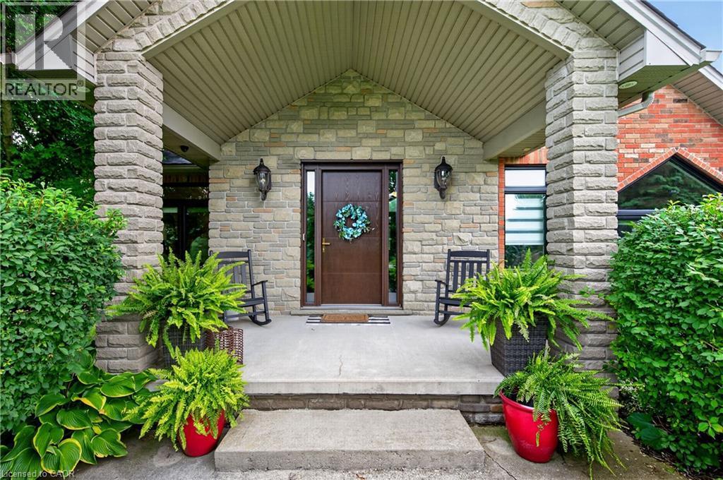 Stone facade entry with a covered porch - 2050 15 Side Road, Milton, ON - Outdoor