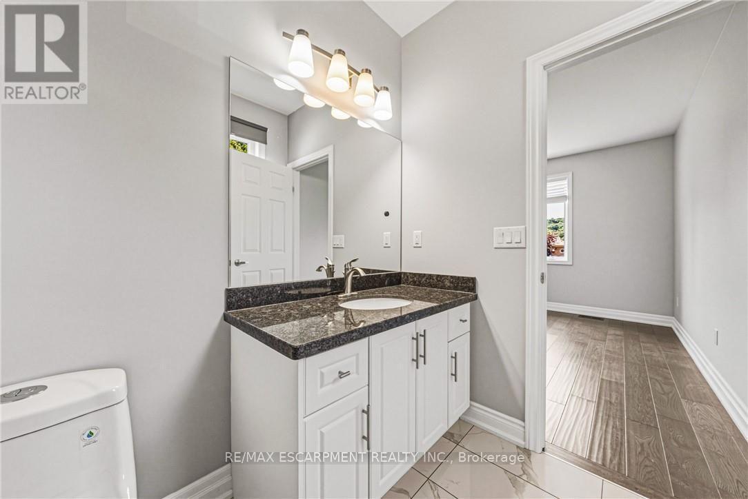 602 Cochrane Road, Hamilton, ON - Indoor Photo Showing Bathroom