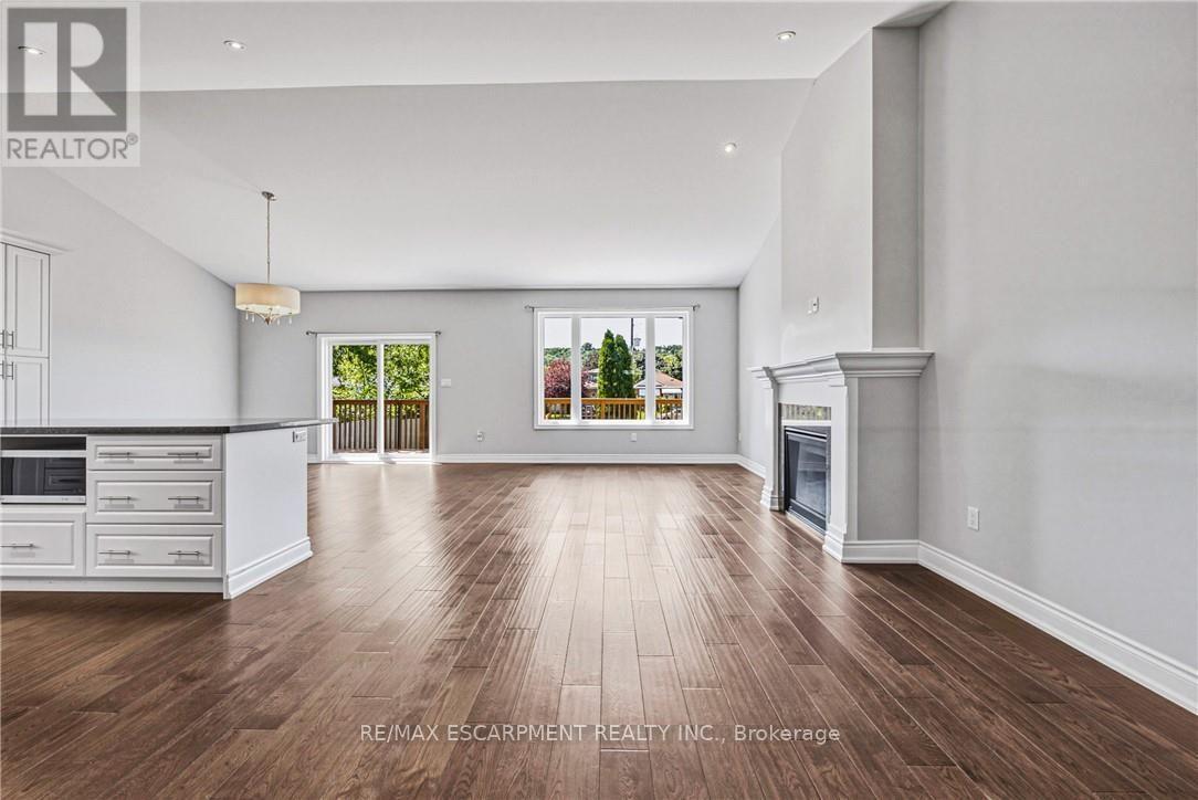 602 Cochrane Road, Hamilton, ON - Indoor Photo Showing Living Room With Fireplace