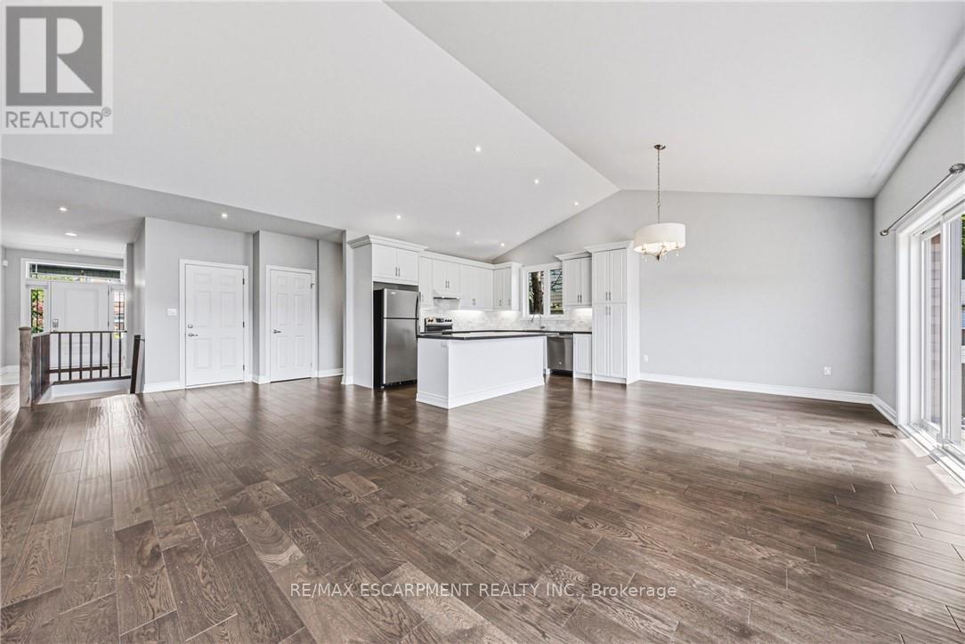 602 Cochrane Road, Hamilton, ON - Indoor Photo Showing Living Room