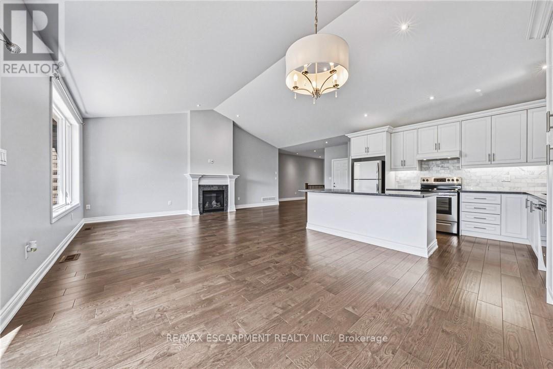 602 Cochrane Road, Hamilton, ON - Indoor Photo Showing Kitchen