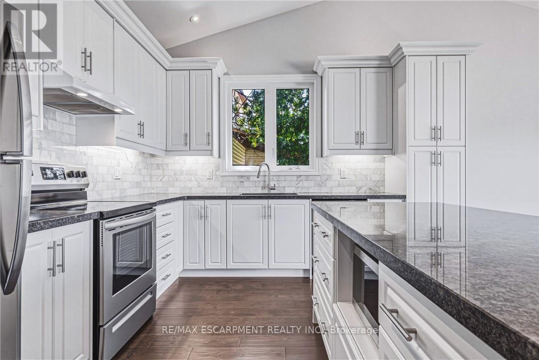 602 Cochrane Road, Hamilton, ON - Indoor Photo Showing Kitchen With Upgraded Kitchen