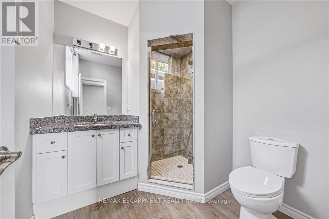 602 Cochrane Road, Hamilton, ON - Indoor Photo Showing Bathroom