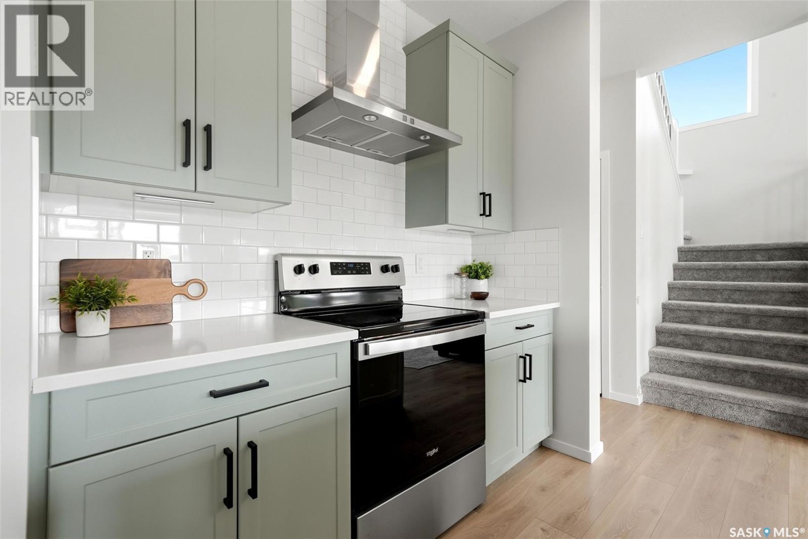 5209 E Green Crescent, Regina, SK - Indoor Photo Showing Kitchen With Upgraded Kitchen