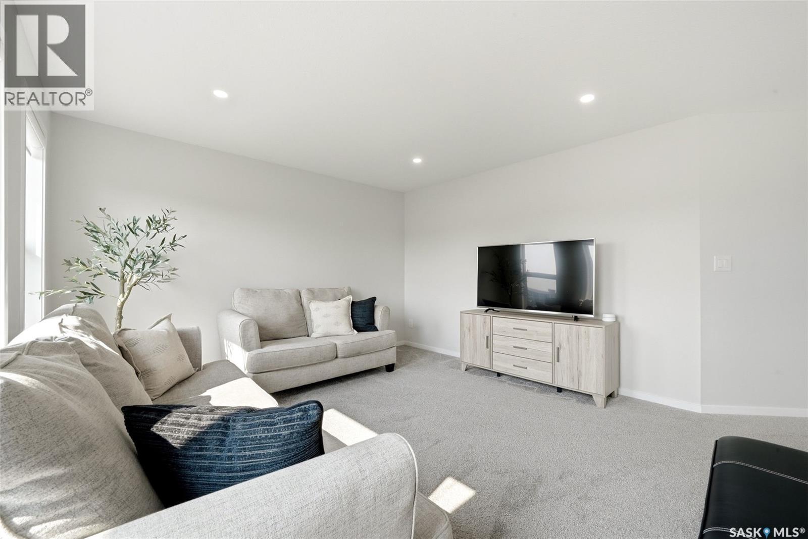5209 E Green Crescent, Regina, SK - Indoor Photo Showing Living Room