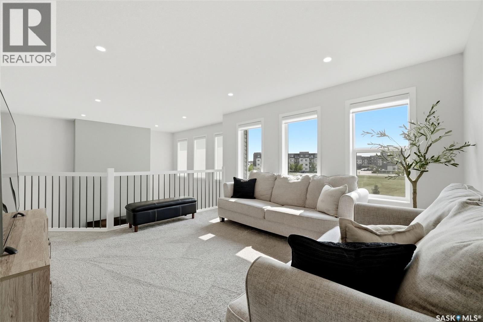 5209 E Green Crescent, Regina, SK - Indoor Photo Showing Living Room
