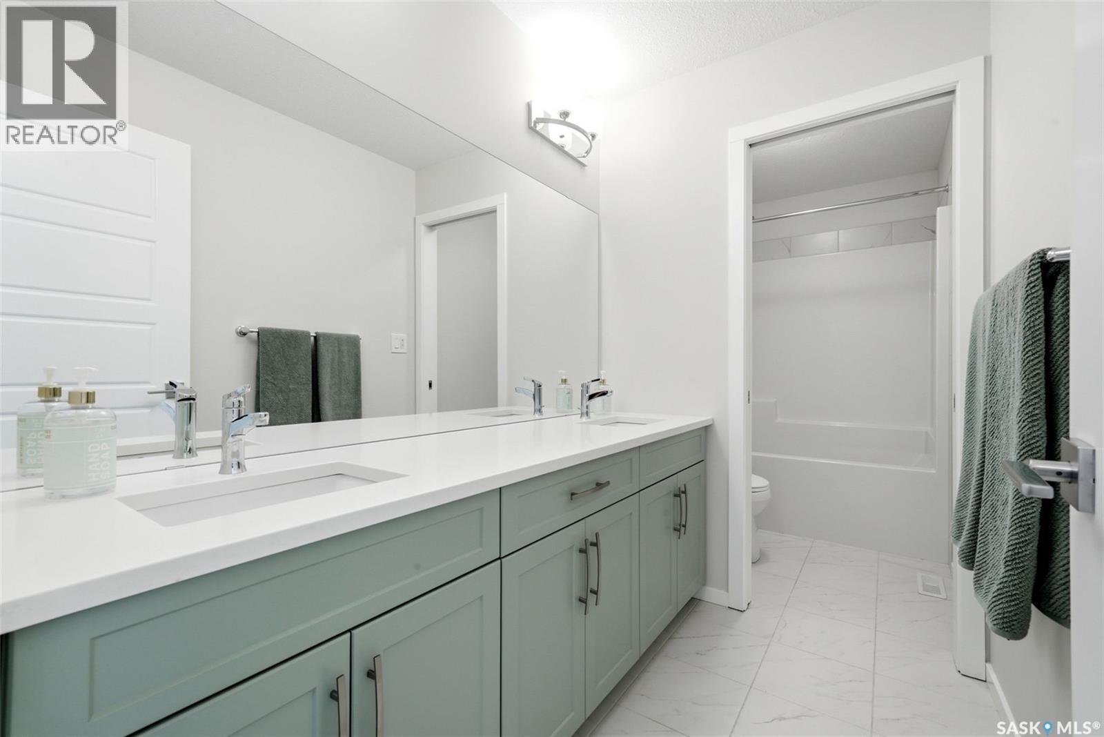5209 E Green Crescent, Regina, SK - Indoor Photo Showing Bathroom