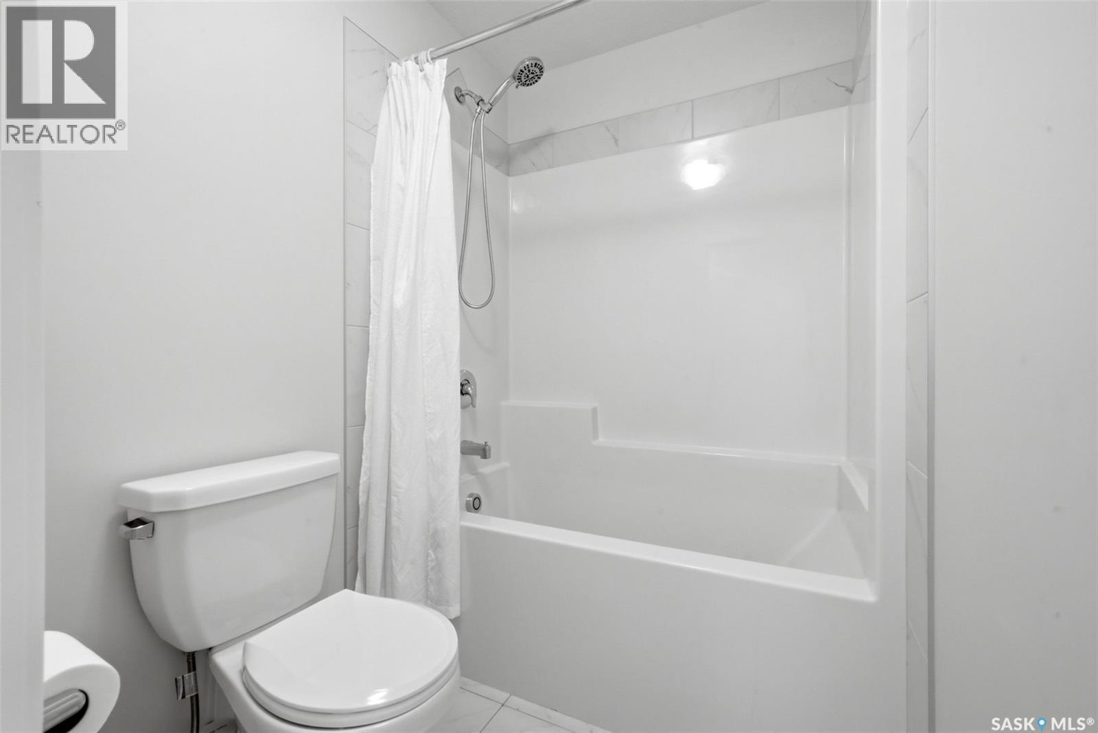 5209 E Green Crescent, Regina, SK - Indoor Photo Showing Bathroom