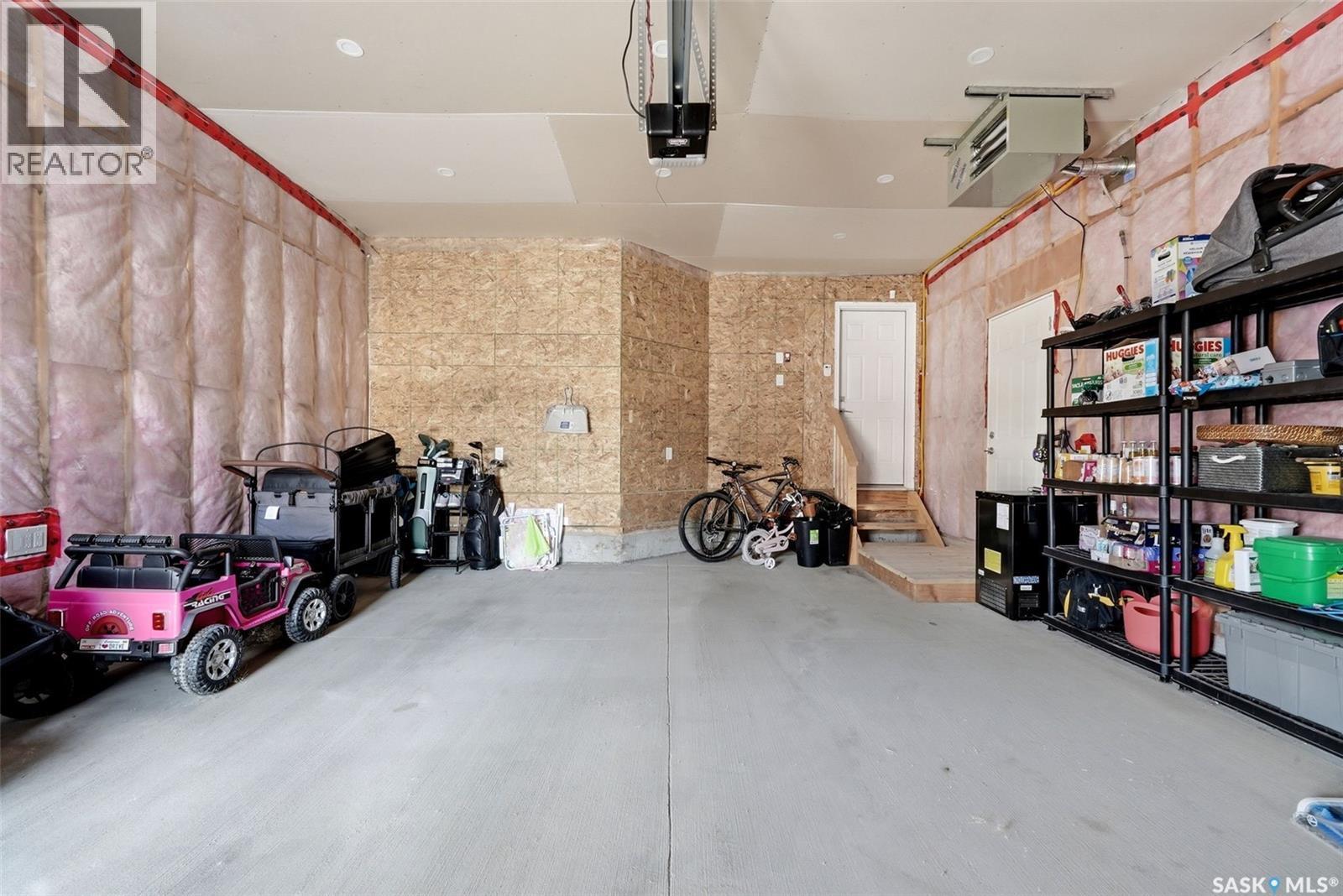 5209 E Green Crescent, Regina, SK - Indoor Photo Showing Garage