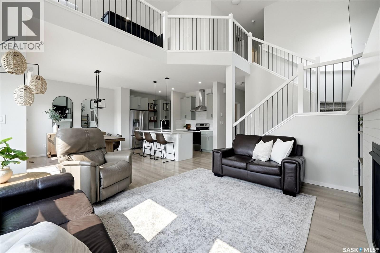 5209 E Green Crescent, Regina, SK - Indoor Photo Showing Living Room