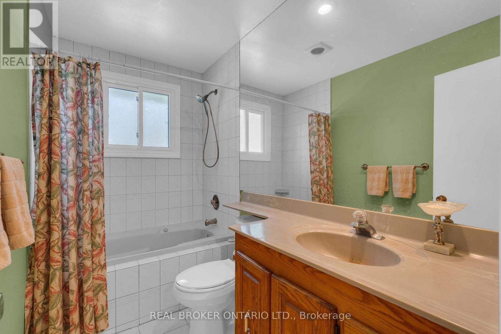 277 Cook Street, Barrie, ON - Indoor Photo Showing Bathroom