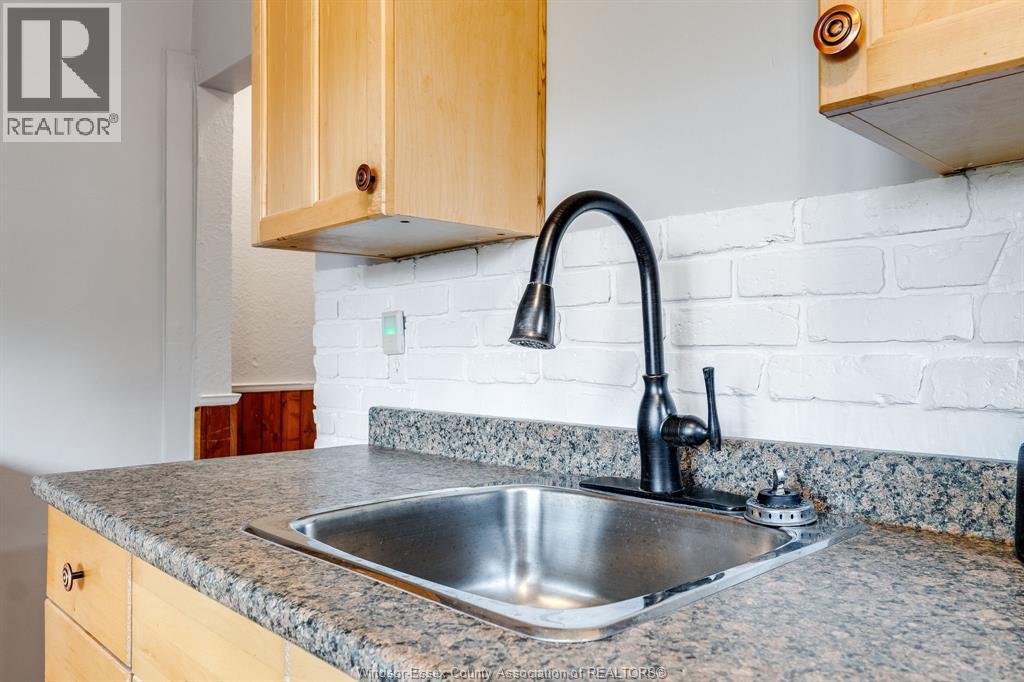 1563 Albert Road, Windsor, ON - Indoor Photo Showing Kitchen
