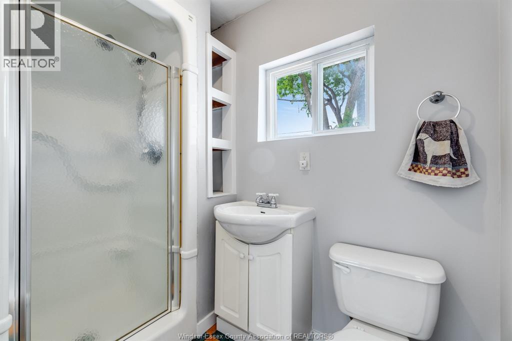 1563 Albert Road, Windsor, ON - Indoor Photo Showing Bathroom