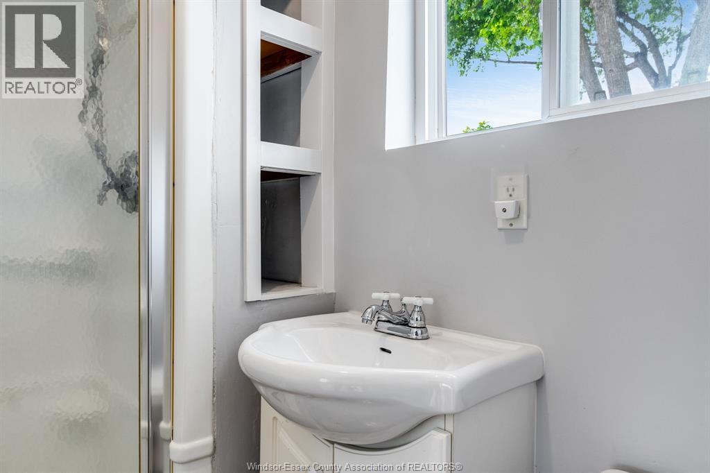 1563 Albert Road, Windsor, ON - Indoor Photo Showing Bathroom