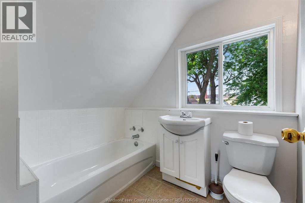 1563 Albert Road, Windsor, ON - Indoor Photo Showing Bathroom