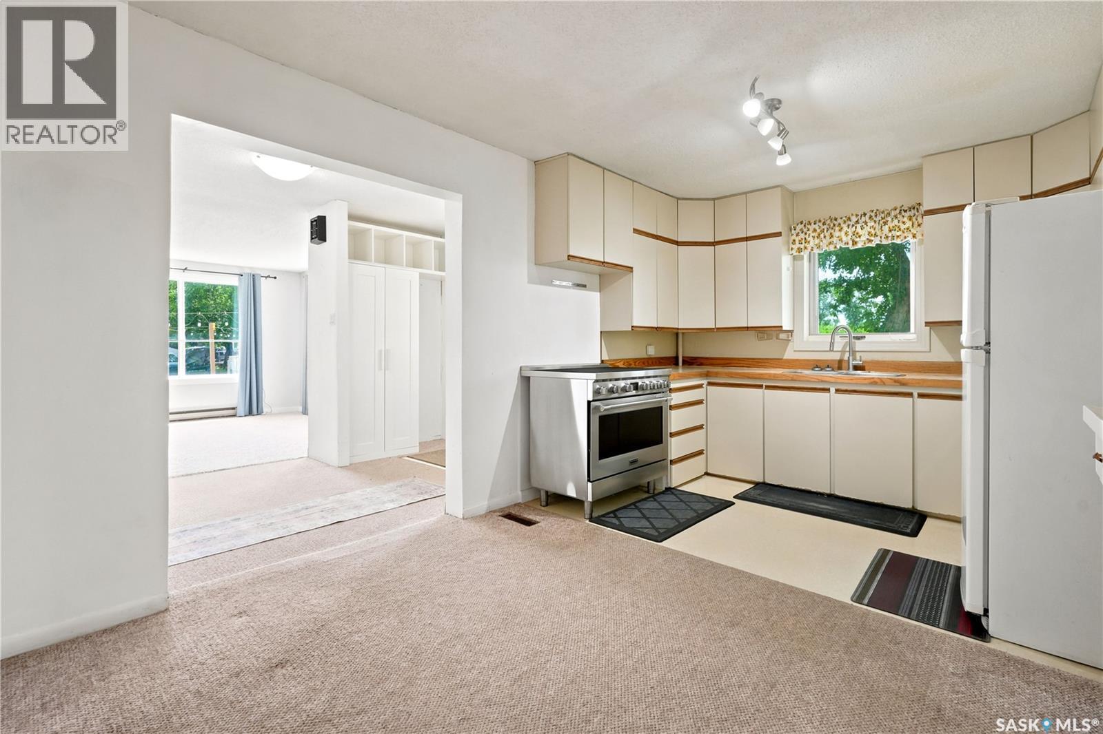 54 Hill Street, Eyebrow, SK - Indoor Photo Showing Kitchen